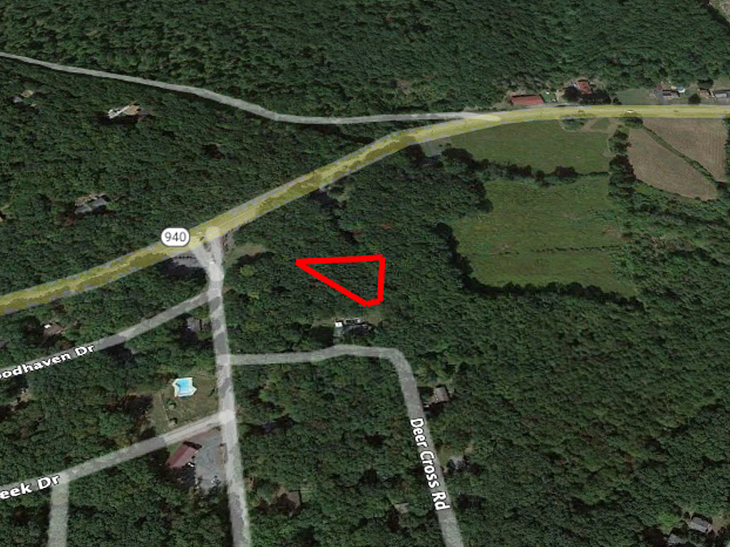 Wooded flat lot in beautiful Hickory Hills in the Pocono Mountains1